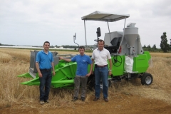 8. Tecnico entregando cosechadora