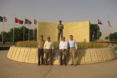 con estatua borlaug y karim