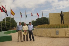 con estatua del dr borlaug