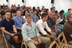 17. Asisitiendo a ponencias