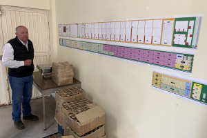 11.-Karim-con-los-planos-de-su-programa